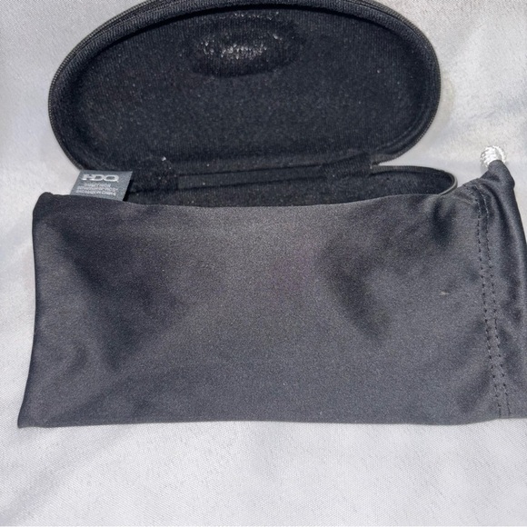 Oakley Black Nylon Vault Sunglass Case with Soft Drawstring Nylon Bag UNISEX - Picture 3 of 7